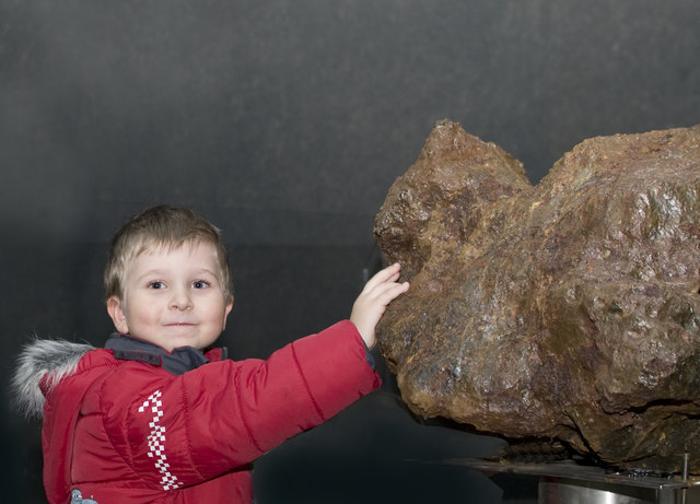 Der rund 350 Kilogramm schwere Brocken fasziniert nicht nur junge Besucher.