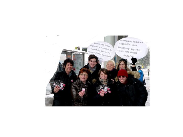 Kira Höfenstock (vorne re.) mit Gleichgesinnten bei der Verteilaktion. | Foto: Privat