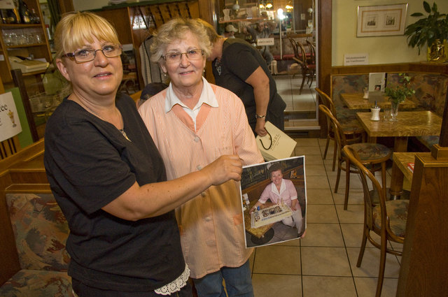 Vermissen ihre Chefin: Gertrude Wonka (r.) und Gabriele Pollak vom Café Angelmayer. | Foto: Schwarz