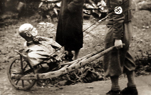Die Kaiser-Büste am Gallneukirchner Marktplatz wird von der SA „entsorgt”. | Foto: Archiv Mayrhofer