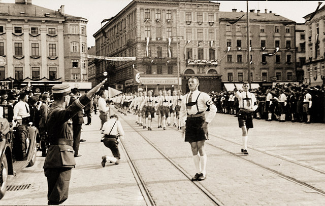 Peterseil meldet seinen Vorgesetzten: Propaganda-Aufmarsch in Linz vor der Volksabstimmung im April 1938. | Foto: Archiv Mayrhofer