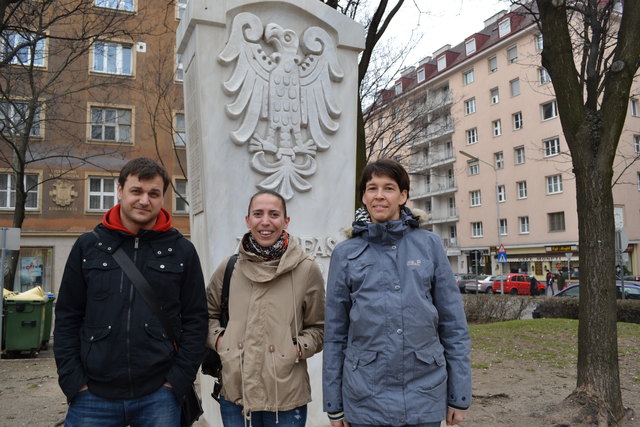 Vor dem Andreas-Hofer-Denkmal: Lehrveranstaltungsleiter H. Gröblacher und Liz Zimmermann (r.), Studentin Anna Galehr.