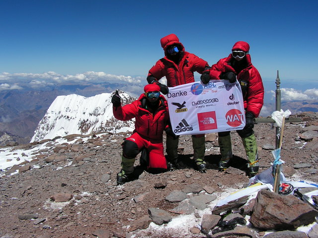 Am Gipfel - Der Dank gilt den Sponsoren ohne die eine solche Expedition nicht möglich wäre | Foto: Ernst Zangerl