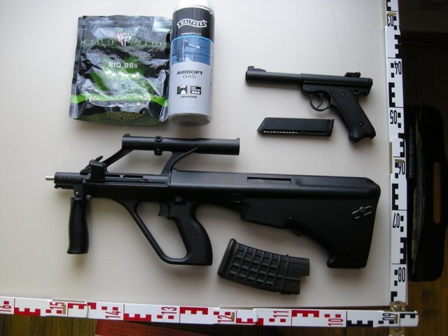Die Polizei stellte bei den Jugendlichen Softgun-Gewehre und eine Softgun-Pistole sicher. | Foto: Polizei