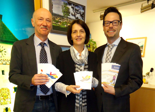 Wirtschaftsstadtrat Maximilian Lötsch, Stadtmanagerin Helga Sturm und CMV-Obmann Gerald Heinke (v.l.) präsentieren das Info-Material für die Vöcklabrucker Innenstadt.