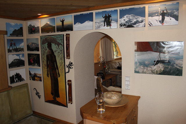 Ernst Zangerl sammelt seine Eindrücke auf der Wand in seinem Wohnzimmer