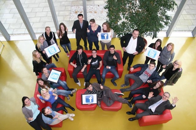 Kurt Kuch, stellvertretender Chefredakteur der Zeitschrift News (stehend rechte Bildhälfte) führte den Jahrgang 2011 des Studiengangs Information, Medien und Kommunikation in die Welt der Social Media ein.