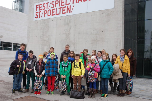 Vor dem Festspielhaus mit dem "Bücherschatz 2013" von 100 Büchern | Foto: Wolfgang Haidin