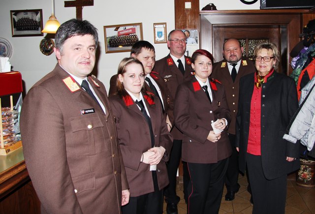Blicken auf ein ereignisreiches Jahr zurück: OBR Hufnagl, Daniela Leitner, Harald Schwarz, HBI Josef Huemer, Laura Hummelbrunner, BR Lasinger, BGM Rosemarie Schönpass (v.l.). | Foto: FF Aigen