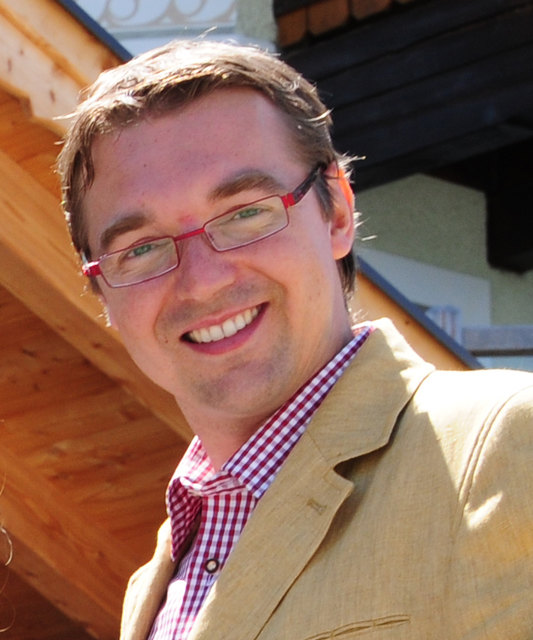 Immer mehr Tourismusbetriebe setzen daher auf Employer Branding, d.h. sie positionieren sich bei potentiellen Mitarbeitern als „Arbeitgeber-Marke“ mit einem positiven Image. Gerhard Höflehner vom Hotel Höflehner in Haus/Ennstal ist vom Employer Branding überzeugt.
