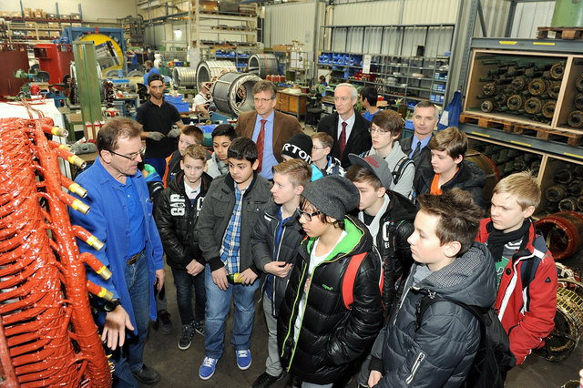 Foto: Rudolf Hametsberger (l.) und Geschäftsführer Werner Haas von der Firma Hitzinger, Klaus Schobesberger und Thomas Denk (hinten v. l.) mit den Kindern der Neuen Mittelschule 7 in Linz. | Foto: Mozart