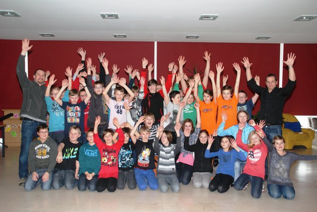 Teilnehmende Schüler der Sportmittelschule und die Native Speaker Jamie und Ryan. | Foto: privat