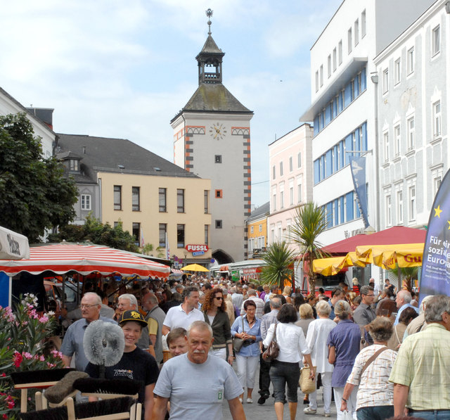 Zur Belebung der Vöcklabrucker Innenstadt – im Bild der Besuchermagnet Wochenmarkt – wird derzeit kräftig investiert.