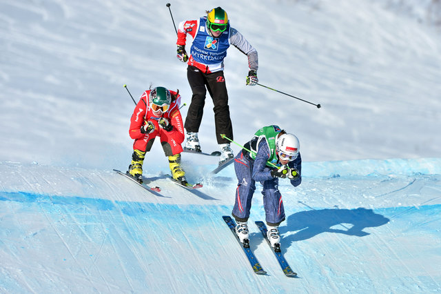 Katrin Ofner (vorne) wurde von Katrin Müller (l.) abgeschossen. Foto: GEPA/Florian Ertl
