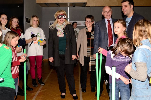 Bezirkshauptfrau Wilbirg Mitterlehner testete mit einer 0,8-Promille-Brille ihre Standfestigkeit.