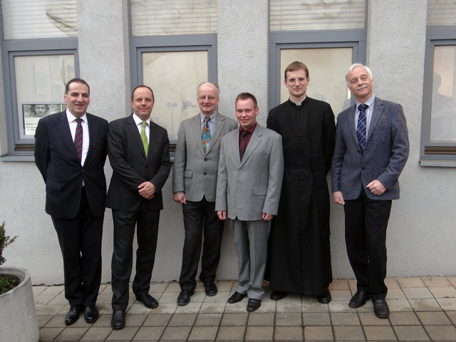 Gregor Zaki (Holding Graz Bestattung), Bürgermeister Christoph Stark, Heinz Liebeg (Evangelische Pfarre Gleisdorf), Andreas Truchses, Georg Sallerberger (Stadtpfarre Gleisdorf) und Gerhard Egger (Holding Graz Bestattung) (v.l.)