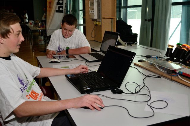 Tobias Keinberger und Marcel Prach von der PTS Rohrbach führten die Loxone-Steuerung fürs gesamte Haus vor.