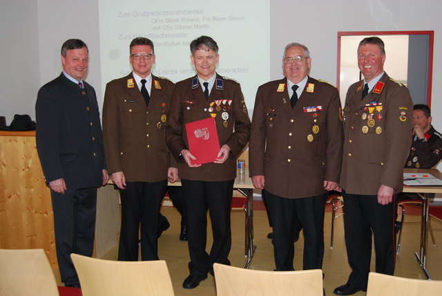 Der Ausgezeichnete Johann Kößler (Mitte) mit Bgm. Pfeifenberger, BFK Pfeifenberger, AFK Löcker, OFK Kocher. | Foto: Foto: FF Zederhaus