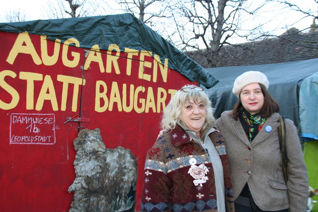 Für einen freien Zugang und einen unverbauten Augarten kämpfen Christine Schwed (l.) und Angelika Kreilinger.