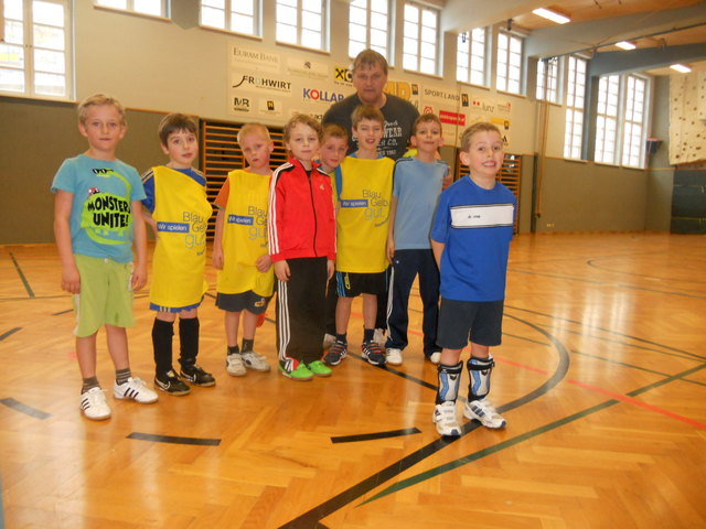 Jeden Donnerstag ab 16 Uhr können Kinder ab 4-5 Jahre 1 Stunde Fußball spielen und die Eltern in die Kraftkammer gehen am Sportplatz Lilienfeld! Bein Interesse rufen sie 0699 10569695 Gernot Edy Obmann