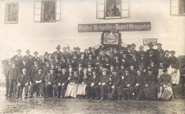 Gesellschaftliches Ereignis vor dem Gasthof Weitgasser