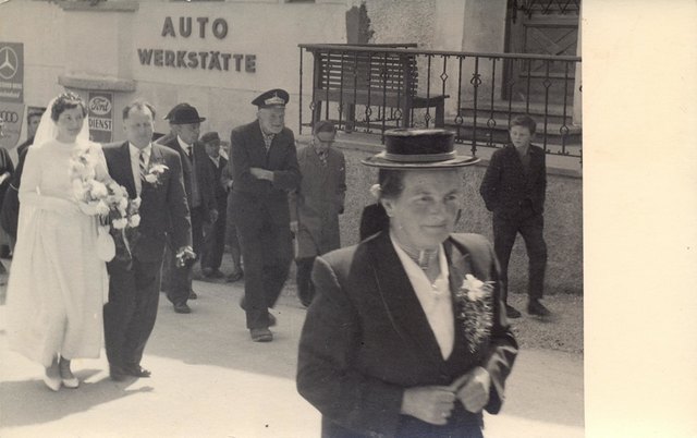 Mauterndorf-Hochzeitszug zur Kirche den Schmiedbühel hinauf-Fotokarte o.CR; Mauterndorfer Original Robert Schnugg, links Dr. Till