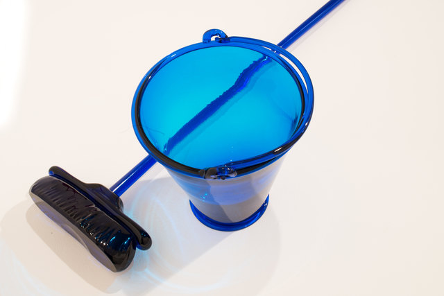 Jochen Traar: "Art Protects You", 1997, Murano-Glas, 
aus der Kunstsammlung der Kulturabteilung der Stadt Wien

Foto: Ferdinand Neumüller | Foto: F. Neumüller/MMKK
