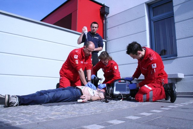 Erste-Hilfe-Wissen kann das Überleben von Angehörigen und Freunden sichern. | Foto: Rotes Kreuz