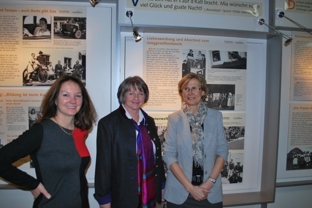 (v.l.) Christine Schweinöster, Ingrid Mittendorfer und Margit Brauneder freuen sich über die gelungene Vernissage der Ausstellung „Heimat bist du starker Frauen“          Foto: Kalss