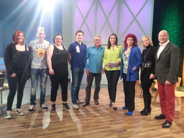 Manfred "Manjolo" Lorenz (Mitte) mit Barbara karlich (4. v. r.) und weiteren Show-Gästen. | Foto: privat/Talk-TV Produktionsges.m.b.H.