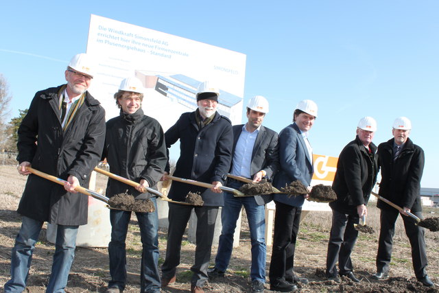 Baumeister, Architekt, Firmen- und Gemeindevertreter nahmen gemeinsam den Spatenstich vor. | Foto: Windkraft Simonsfeld