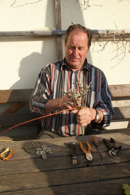 Karl Antensteiner aus Oberweng (Spital/Pyhrn) beim Palmbuschen binden. | Foto: Weymayer