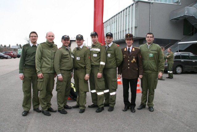 Die erfolgreiche Mannschaft des Abschnittes Grein: Ausbildner und Bewerter Berger Max, OAW für Funk Bernd Ebner, Johann Moser (Bad Kreuzen), Holzer Gerhard (St. Thomas), Lukas Hausleithner (Waldhausen), Bezirkssieger Günther Kastner (St. Thomas), Bezirkskommandant Josef "Thommy" Lindner sowie HAW Lorenz Schmidtberger