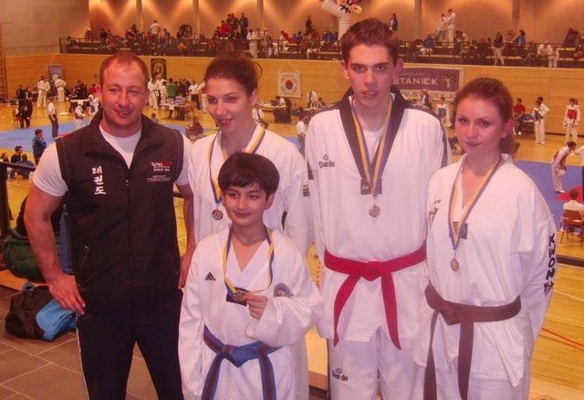 Das Wettkampfteam v.l.n.r. Coach Bernhard Auer, Romana Franjicevic, Aleksandar Radojkovic, Valentina Ivanovic, vorne Binay Karki