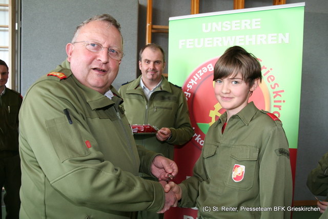 Bezirkskommandant Schwarzmannseder (li.) und Jugendrefferent Aumair bei der Übergabe der Wissenstestabzeichen.