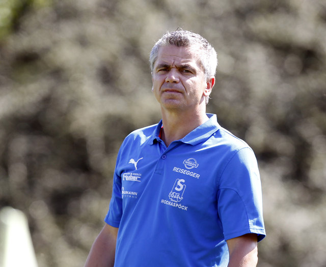 Der Blick von Antiesenhofen-Trainer Felix Brunninger richtet sich nach vorne. | Foto: Furtner