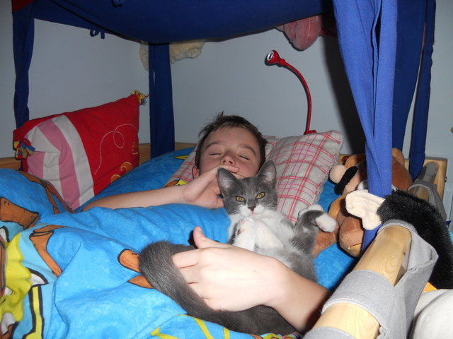 Mein Sohn Nico mit unserem kleinen Mario beim Einschlafen