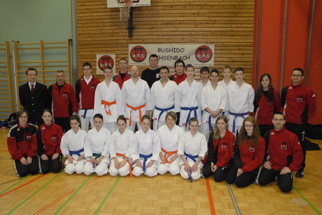 vorne v.l. Bernadette Kainz u. Sandra Kramreither, Elena Königsegger, Lisa Nechwatal, Victoria Smejkal, Flora Königsegger, Bianca Kainz, Shereen Gassenbauer, Betreuerin Alice Welzel, Alexandra Pöll, Trainer Manuel Schüpany. hinten v.l.: Mario Hinterberger, Martin Schüpany, Markus Pamperl, Tobias u. Martin Eschelmüller, Leonhard Scheikl, Martin Kainz, Peter Gruböck, Christof Graf, Alois Dolezal, Thomas Binder, Robin Zeilinger, Florian Dolezal, Ivan Tiefenböck, Diana Zeilinger, Stephan Drödthann. | Foto: privat