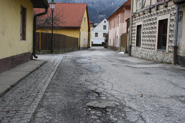 Die Straßen im Bezirk, wie hier die Friesacher Nadlergasse, sind nach dem Winter in einem desolatem Zustand