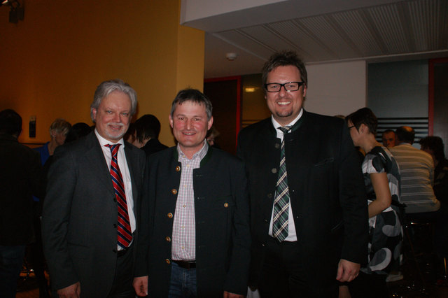 Die AREV-Eigentümer Gerald Hommer (links) und Claus Pargfrieder (rechts) mit dem Bürgermeister von Tumeltsham, Erwin Diermayr. | Foto: Doms