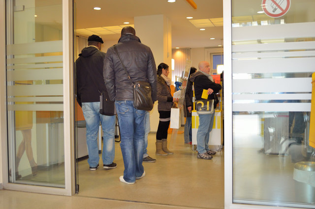 Übliches Bild: Lange Warteschlangen in der Postfiliale Treustraße.
