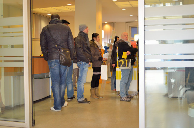 Lange Schlangen in der Postfiliale Treustraße.