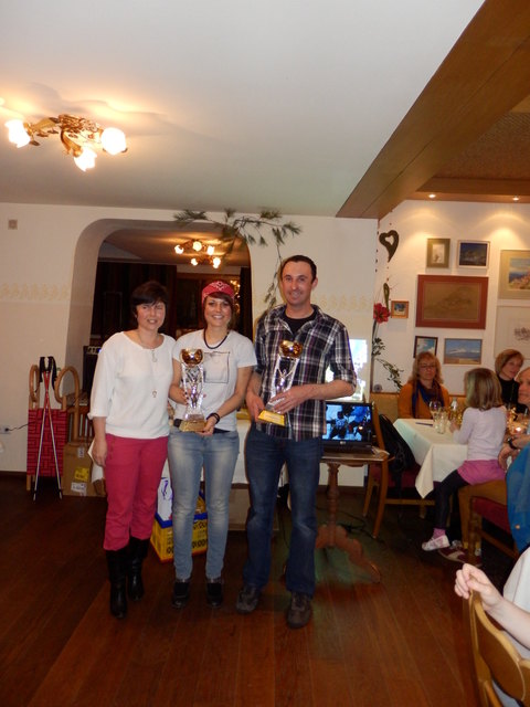Die Vereinsmeister Carmen Willmann und Peter Rid mit Obfrau Karoline Willmann. | Foto: privat