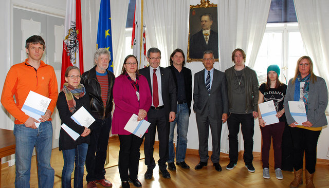 LH-Stv. Anton Steixner (5.v.l.) überreichte den Wasserpreis an die TeilnehmerInnen. | Foto: Foto: Land Tirol
