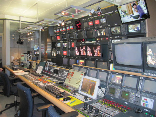 Fernseh-Regiepult des ORF-Salzburg