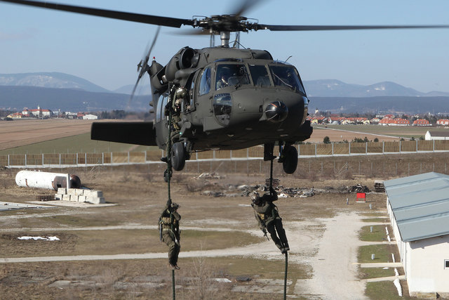 Soldaten des Jagdkommandos seilen sich aus dem Blackhawk ab