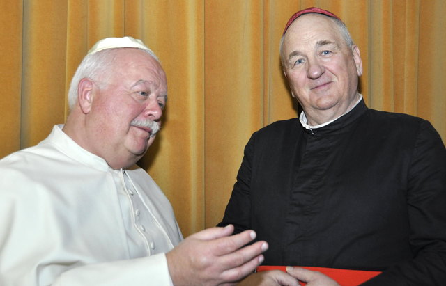 Papst Albert (Julius Berger) Kardinal (Karl Radda) 
Scheinheiligerblick-erfüllen den Kardinal Rachegelüste?