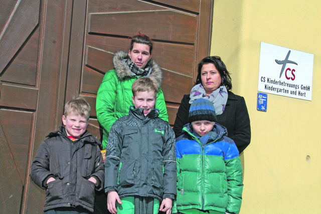 Kein Platz für Max, Jakob und Simon im Klosterkindergarten: Romana Mucherl und Petra Kopp (r.) sind verzweifelt.