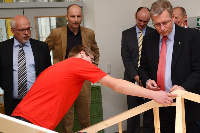 Über die Anfertigung eines maßstabgetreuen Holzriegelhauses im Fachbereich Holz erzählt Martin Wögerbauer.