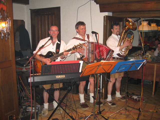 Das Gemütlichkeitstrio aus Bschlabs unterhält mit Musik.